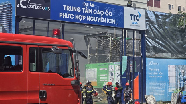 Cháy tại công trường xây dựng cao ốc Nguyễn Kim , hàng trăm công nhân sơ tán khẩn cấp - Ảnh 6.