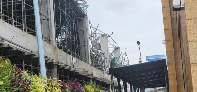 Sập giàn giáo khi đang thi công, 2 người tử nạn, 1 người bị thương - Ảnh 1. Sập giàn giáo khi đang thi công, 2 người tử nạn, 1 người bị thương - Ảnh 1.