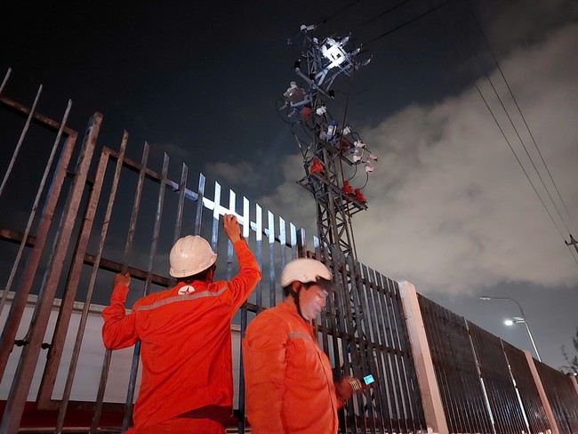 Sau tiếng nổ lớn, hàng trăm hộ dân tại Đà Nẵng chìm trong bóng tối - Ảnh 3.