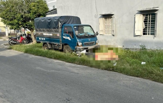 Va chạm xe tải dừng bên đường, người phụ nữ lớn tuổi tử vong tại chỗ - Ảnh 1. Va chạm xe tải dừng bên đường, người phụ nữ lớn tuổi tử vong tại chỗ - Ảnh 1.