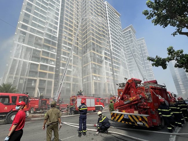 Hơn 3.100 người diễn tập chữa cháy ở Vinhomes Grand Park - Ảnh 1.