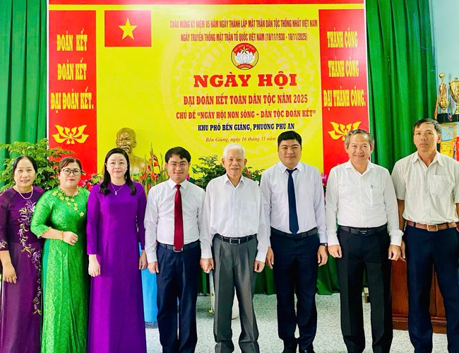 Nguyên Chủ tịch nước Nguyễn Minh Triết tham dự Ngày hội đại đoàn kết toàn dân tộc - Ảnh 1.