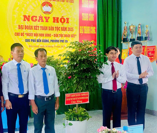 Nguyên Chủ tịch nước Nguyễn Minh Triết tham dự Ngày hội đại đoàn kết toàn dân tộc - Ảnh 3.