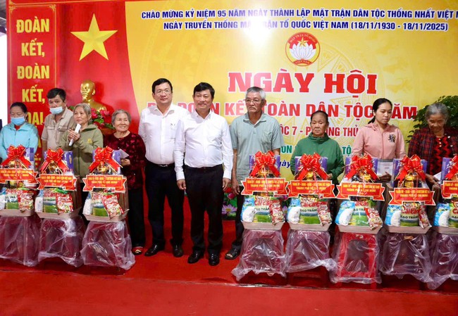 Phó Bí thư Võ Văn Minh tham dự Ngày hội Đại đoàn kết tại phường Thủ Dầu Một - Ảnh 2.