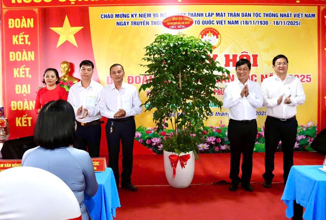 Phó Bí thư Võ Văn Minh tham dự Ngày hội Đại đoàn kết tại phường Thủ Dầu Một - Ảnh 1.