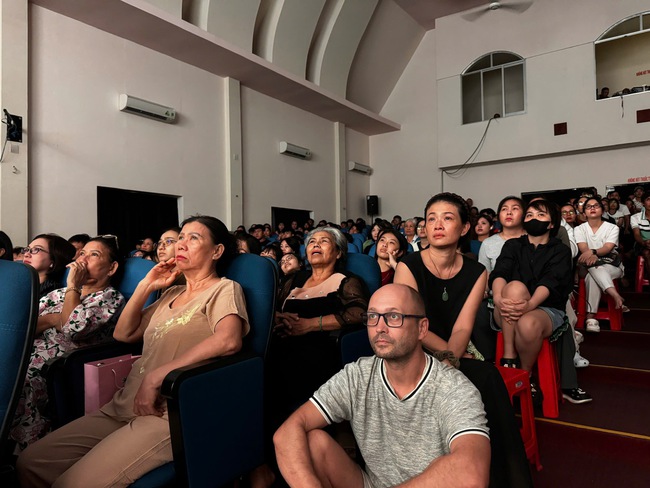 Khán giả Côn Đảo xúc động khi xem “Mưa đỏ” và “Địa đạo: Mặt trời trong bóng tối” - Ảnh 2.