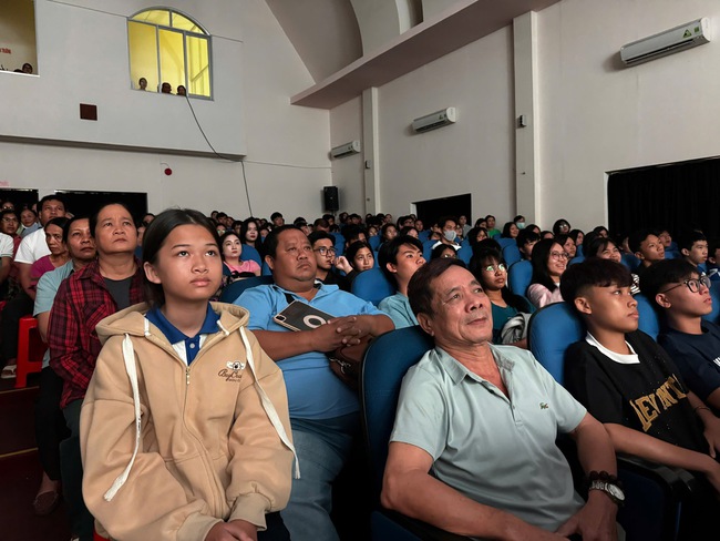 Khán giả Côn Đảo xúc động khi xem “Mưa đỏ” và “Địa đạo: Mặt trời trong bóng tối” - Ảnh 3.