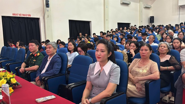 Khán giả Côn Đảo xúc động khi xem “Mưa đỏ” và “Địa đạo: Mặt trời trong bóng tối” - Ảnh 1.