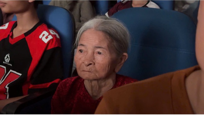 Khán giả Côn Đảo xúc động khi xem “Mưa đỏ” và “Địa đạo: Mặt trời trong bóng tối” - Ảnh 4.