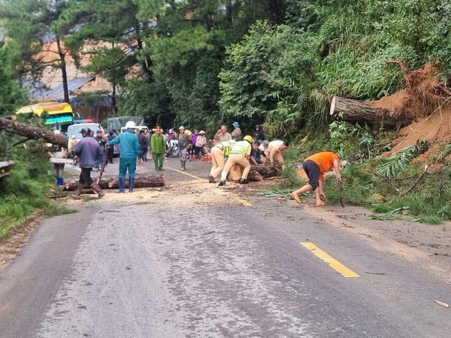 Đèo Ngoạn Mục tạm thông xe nhưng vẫn tiềm ẩn nguy cơ sạt lở - Ảnh 1.