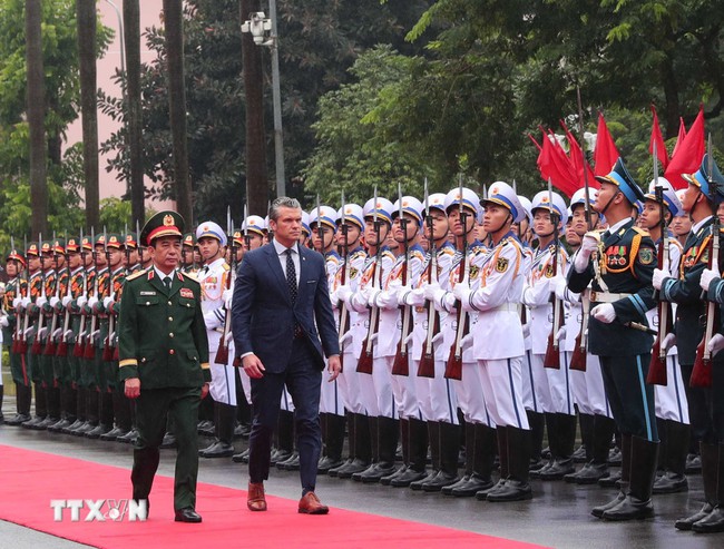 Bộ trưởng Phan Văn Giang hội đàm với Bộ trưởng Bộ Chiến tranh Mỹ Pete Hegseth - Ảnh 2.