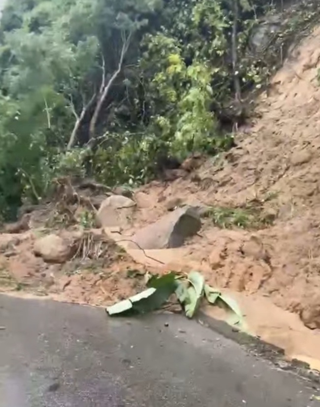 Đèo Ngoạn Mục được lưu thông trở lại, khuyến cáo người dân đi chậm - Ảnh 1.