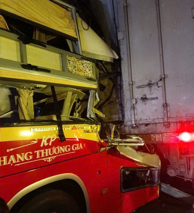 Xe khách dính chặt đuôi xe đầu kéo trên cao tốc Vĩnh Hảo – Phan Thiết - Ảnh 1.