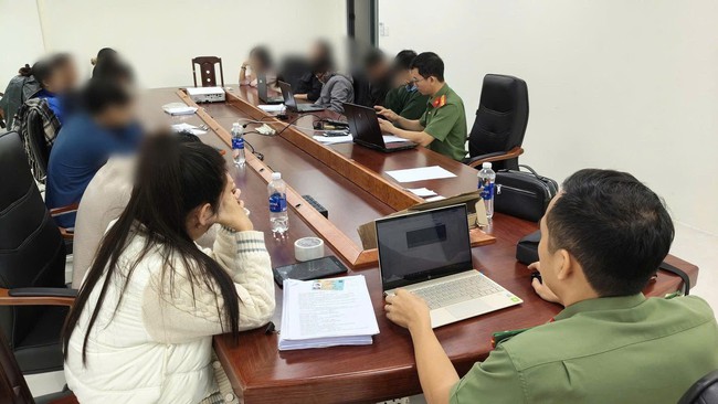 Đường dây “tiền ảo TOSI” chiếm đoạt 90 tỉ đồng, giăng bẫy hơn 8.000 người - Ảnh 1.