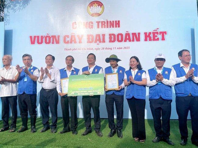 TP HCM phát động trồng 500 cây xanh tại phường Chánh Hiệp hướng tới đô thị xanh - Ảnh 2.