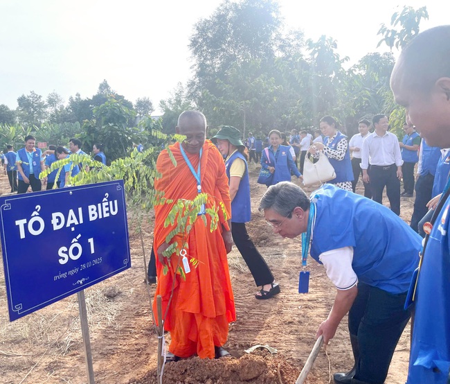 TP HCM phát động trồng 500 cây xanh tại phường Chánh Hiệp hướng tới đô thị xanh - Ảnh 1.