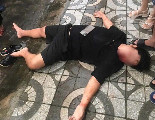 Công an vào cuộc điều tra vụ tài xế xe công nghệ bị hành hung bất tỉnh trên vỉa hè - Ảnh 1.