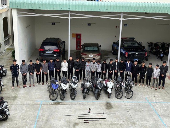 Khởi tố nhóm thiếu niên mang hung khí quần thảo đường phố lúc rạng sáng - Ảnh 1.