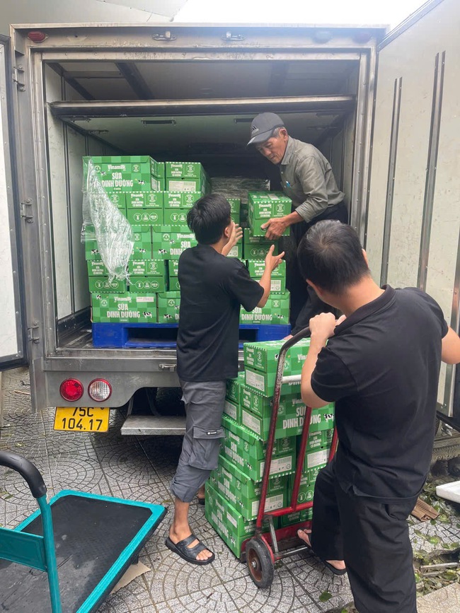 Uniqlo, TokyoLife lan tỏa yêu thương, giúp đỡ người dân khó khăn - Ảnh 2.