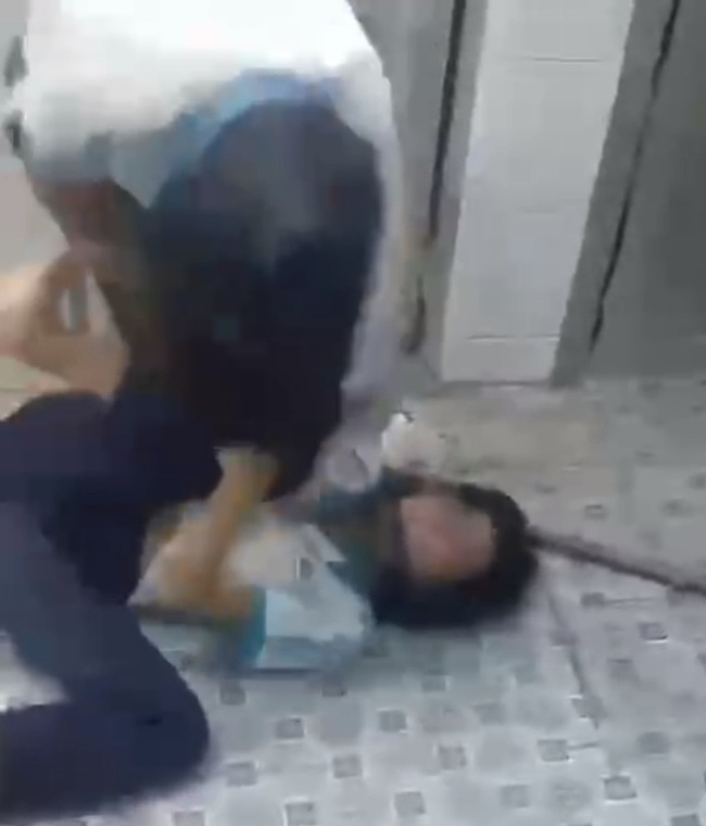 Xuất hiện thêm clip 2 nữ sinh ở TP HCM túm tóc, quăng quật nhau trong nhà vệ sinh trường học - Ảnh 1.