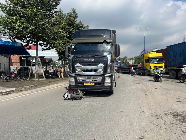 Tai nạn giao thông nghiêm trọng trên đường Mỹ Phước - Tân Vạn , 3 người tử vong - Ảnh 1.