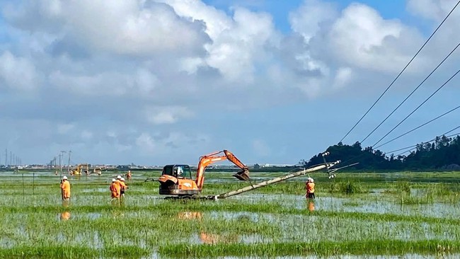 EVNCPC: Cấp điện trở lại cho hơn 1,19 triệu khách hàng sau bão số 13 Kalmaegi - Ảnh 7.