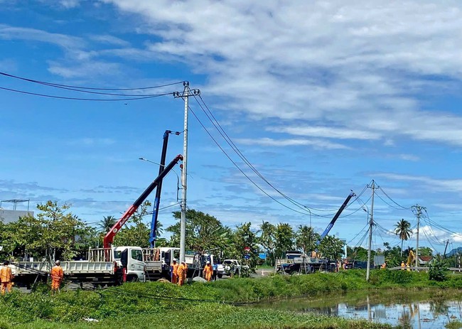 EVNCPC: Cấp điện trở lại cho hơn 1,19 triệu khách hàng sau bão số 13 Kalmaegi - Ảnh 3.