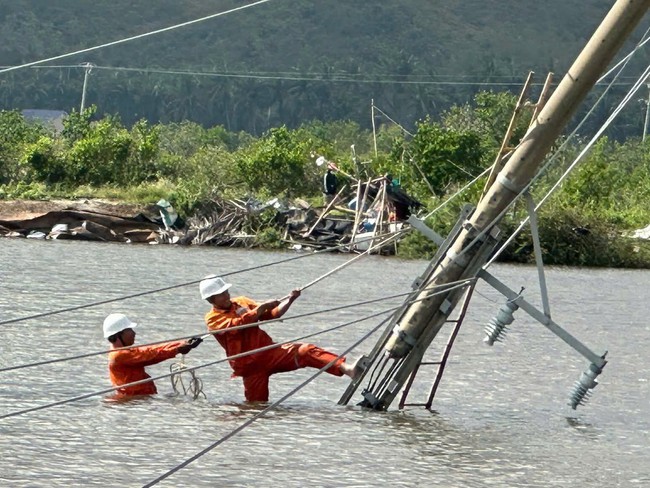 EVNCPC: Cấp điện trở lại cho hơn 1,19 triệu khách hàng sau bão số 13 Kalmaegi - Ảnh 6.