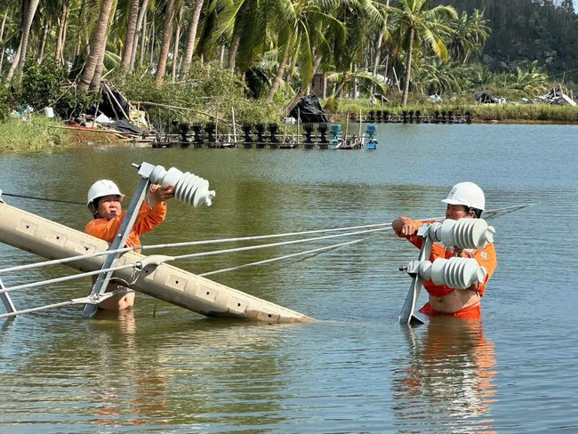 EVNCPC: Cấp điện trở lại cho hơn 1,19 triệu khách hàng sau bão số 13 Kalmaegi - Ảnh 1.