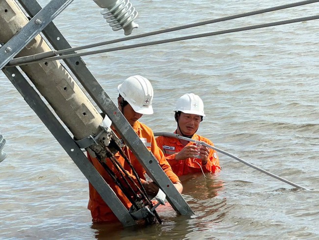 EVNCPC: Cấp điện trở lại cho hơn 1,19 triệu khách hàng sau bão số 13 Kalmaegi - Ảnh 5.