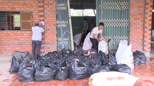 TPHCM Phát hiện 2 . 000 Kg vịt chết bốc mùi đang vận chuyển - Ảnh 1.