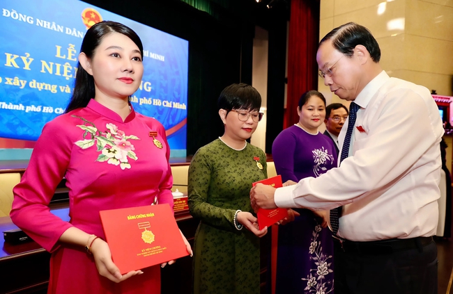 Chủ tịch HĐND TPHCM: Đại biểu HĐND phải là cầu nối tin cậy giữa cử tri với chính quyền - Ảnh 10.