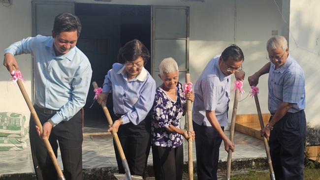 Cụ bà 74 tuổi ở Bình Dương xúc động khi nhận hỗ trợ hộ nghèo sửa nhà xuống cấp - Ảnh 1.