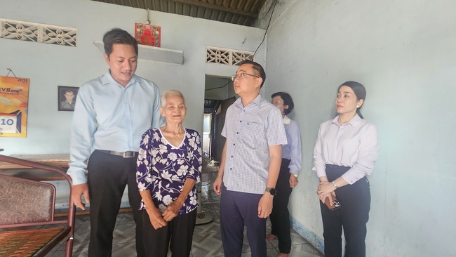 Cụ bà 74 tuổi ở Bình Dương xúc động khi nhận hỗ trợ hộ nghèo sửa nhà xuống cấp - Ảnh 3.