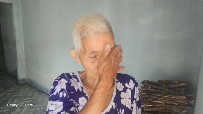 Cụ bà 74 tuổi ở Bình Dương xúc động khi nhận hỗ trợ hộ nghèo sửa nhà xuống cấp - Ảnh 4.