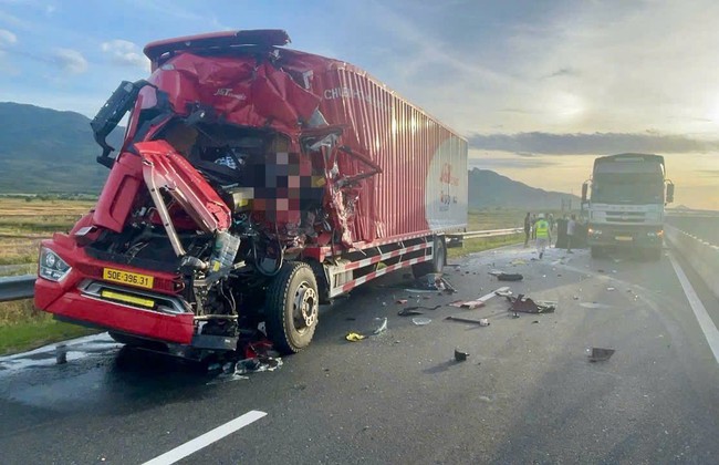 Tai nạn trên tuyến cao tốc Vĩnh Hảo – Phan Thiết, tài xế mắc kẹt cabin, giao thông gián đoạn  - Ảnh 1.