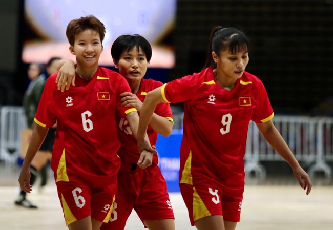 Futsal nữ Việt Nam hạ đẹp Indonesia, giành HCV SEA Games 33 - Ảnh 1.
