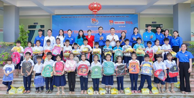 Đo&agrave;n thanh ni&ecirc;n B&aacute;o Người Lao Động v&agrave; TCL tặng trường học Kh&aacute;nh H&ograve;a 50 tivi - Ảnh 8.