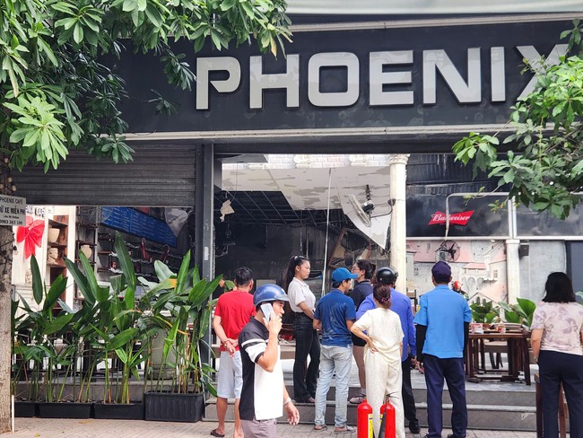 Cháy quán cà phê lúc sáng ở khu dân cư Vĩnh Lộc, TPHCM - Ảnh 1.