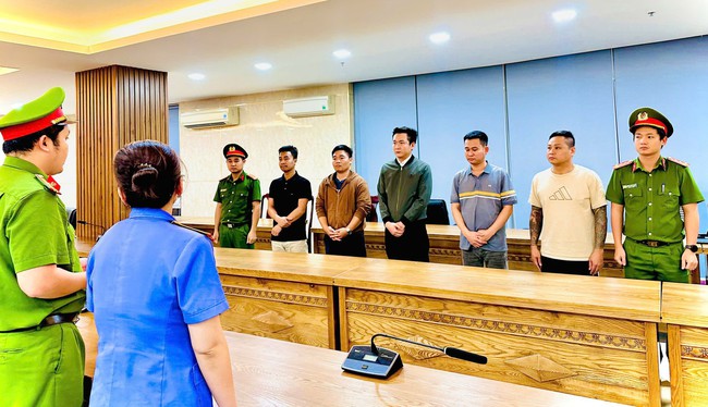 Đường d&acirc;y rửa tiền 67.000 tỉ: Bắt nh&oacute;m đối tượng định "chạy &aacute;n" gi&aacute; 1 tỉ đồng - Ảnh 1.