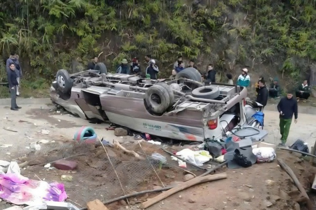 Xe kh&aacute;ch chở đo&agrave;n thiện nguyện lật khiến 18 người thương vong: Xe mất phanh - Ảnh 1.