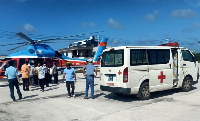 Thực hư chuyến bay chuyển viện từ Ph&uacute; Qu&yacute; v&agrave;o đất liền gi&aacute; gần nửa tỉ đồng - Ảnh 1.