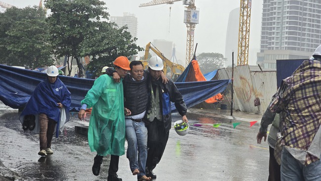 Hiện trường vụ sập "hố tử thần" ngay trung tâm Đà Nẵng - Ảnh 1.