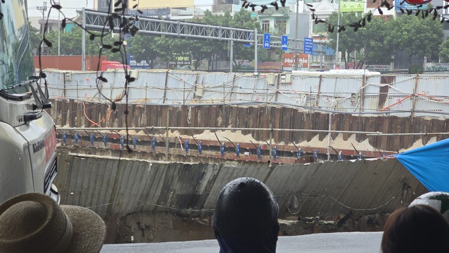 Hiện trường vụ sập "hố tử thần" ngay trung tâm Đà Nẵng - Ảnh 6.