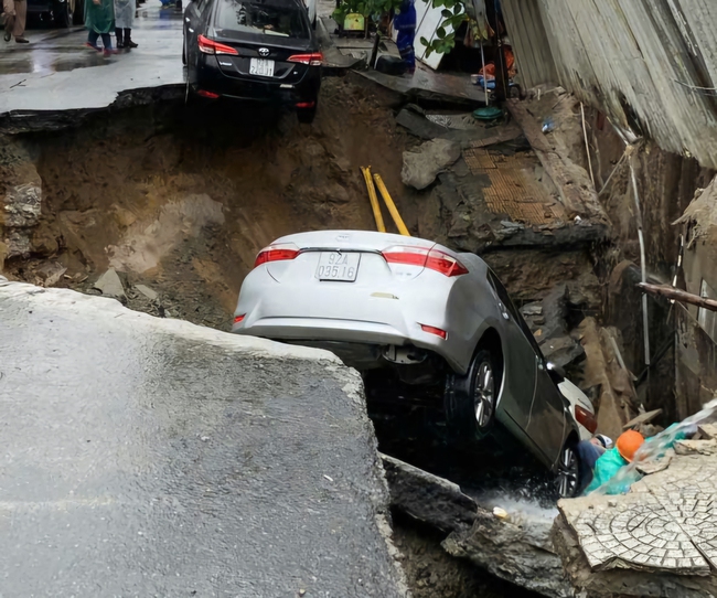 Hiện trường vụ sập "hố tử thần" ngay trung tâm Đà Nẵng - Ảnh 2.