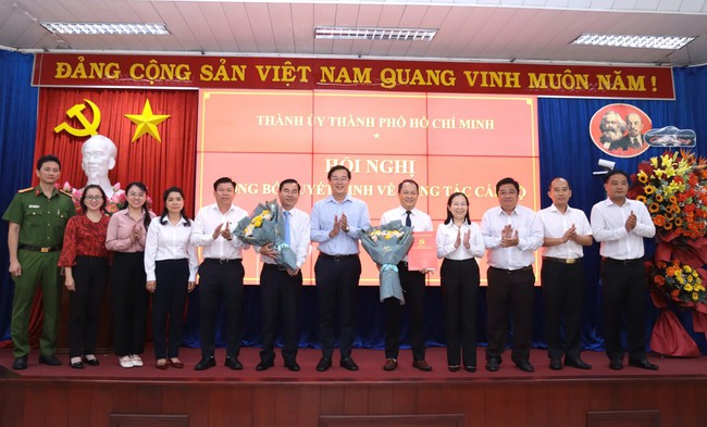 Ph&oacute; B&iacute; thư L&ecirc; Quốc Phong trao Quyết định c&ocirc;ng t&aacute;c c&aacute;n bộ tại phường L&aacute;i Thi&ecirc;u - Ảnh 2.