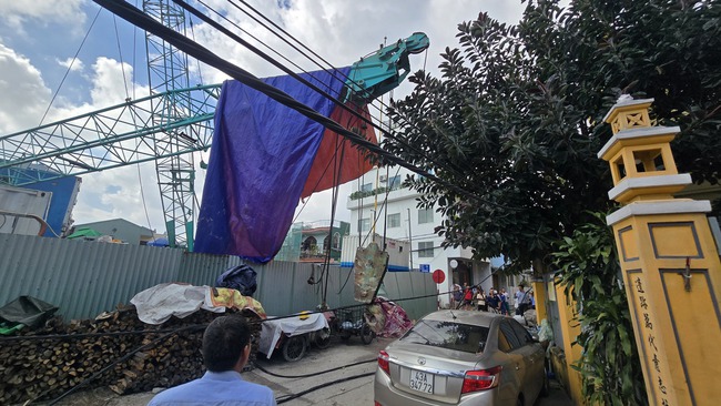 CLIP: C&ocirc;ng an c&oacute; mặt tại hiện trường sập cần cẩu giữa trung t&acirc;m Đ&agrave; Nẵng - Ảnh 1.