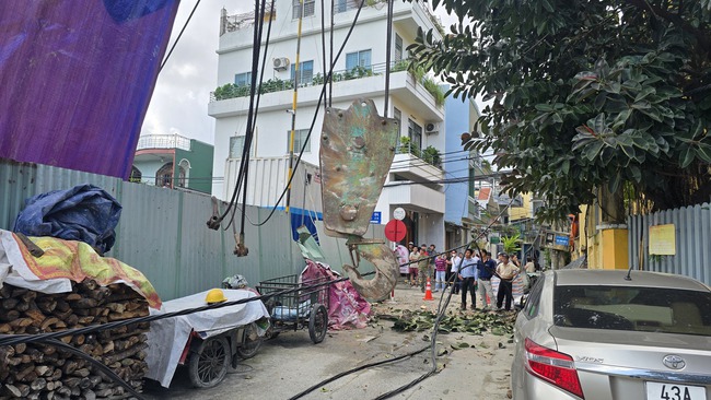 CLIP: C&ocirc;ng an c&oacute; mặt tại hiện trường sập cần cẩu giữa trung t&acirc;m Đ&agrave; Nẵng - Ảnh 2.