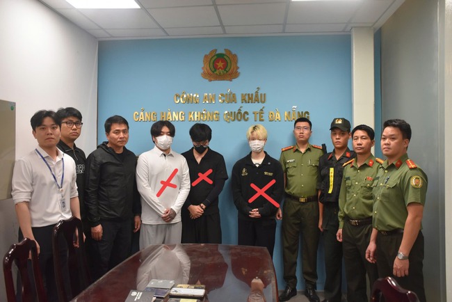 Đà Nẵng tóm gọn 3 nghi phạm bị Interpol truy nã đỏ, bàn giao Hàn Quốc xử lý - Ảnh 1.
