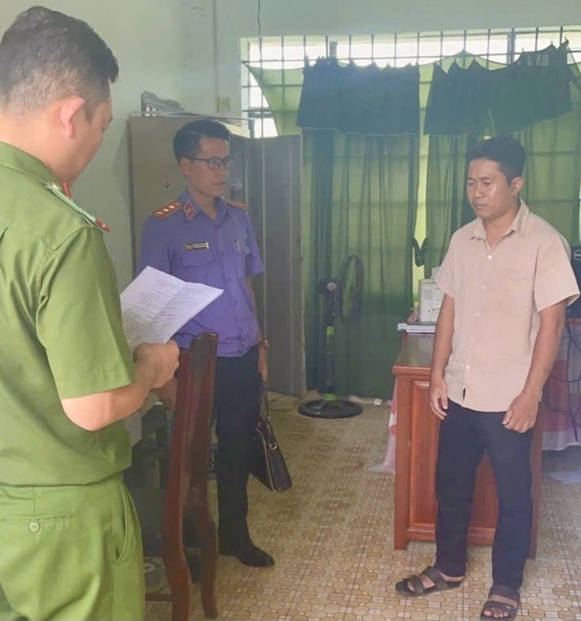 Bắt công chức MTTQ xã Phan Sơn chiếm đoạt 500 triệu tiền cứu trợ lũ - Ảnh 1.